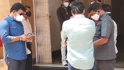 విశాఖ: కరోనా పాజిటివ్.. బెడ్ల కొరత, అంబులెన్స్‌లోనే మరణించిన ఏడాది చిన్నారి