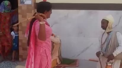 गजब की राजनीति: मास्क के नाम पर संतों को किन्नर पार्षद ने डंडों से पीटा, खुद ने भी नहीं ढंका था अपना मुंह