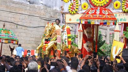 பச்சை பட்டு உடுத்தி செயற்கை  வைகை ஆற்றில் இறங்கினார் கள்ளழகர்... கோயில் வளாகத்தில் நடந்த திருவிழா போட்டோஸ்!