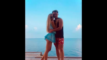 নীল চোখ-সোনালী চুল, বিকিনিতে সমুদ্র তটে সিএসকে তারকার বান্ধবী যেন সাক্ষাৎ 'জলপরী'