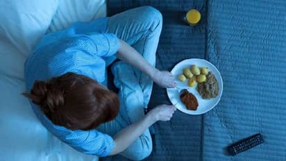 വണ്ണം കുറയ്ക്കാനുള്ള ശ്രമത്തിലാണോ? രാത്രി വിശക്കുമ്പോള്‍ കഴിക്കാം ഈ ഭക്ഷണങ്ങള്‍...