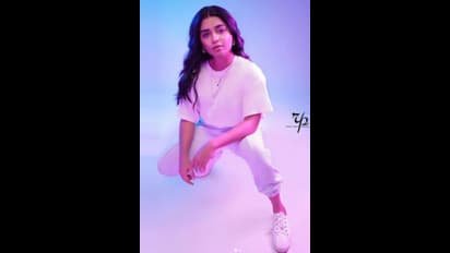 யங் நாயகிகளுக்கு சவால் விடும் அல்டரா மாடர்ன் உடையில்... லைட்டாக இடையை காட்டி போஸ் கொடுத்த கௌரி கிஷன்!