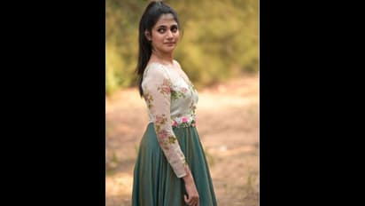 ஒன்சைடு ஸ்லீவ்லெஸ் உடையில்.. ஓவர் மாடர்ன் பெண்ணாக மாறிய பிக்பாஸ் லாஸ்லியா! லேட்டஸ்ட் ஹாட் போட்டோஸ்!