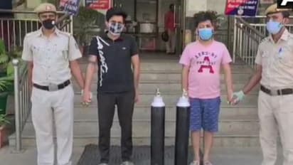 ഓക്സിജന് സിലിണ്ടറുകള് കരിഞ്ചന്തയില് വില്പ്പന നടത്തിയ രണ്ട് യുവാക്കള് അറസ്റ്റില്