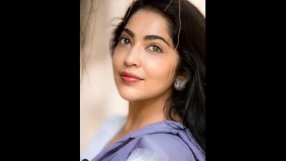 விதவிதமான சேலையில்... தலையில் மல்லி பூ வைத்து தினுசு தினுசா போஸ் கொடுத்த விஜய் டிவி தொகுப்பாளினி ரம்யா!