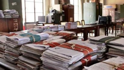 പോക്കുവരവ് മുടക്കി, 85 വർഷം മുന്നത്തെ അടിയാധാരം ചോദിച്ചു; ഉദ്യോഗസ്ഥർക്കെതിരെ വടിയെടുത്ത് മനുഷ്യാവകാശ കമ്മീഷന്‍