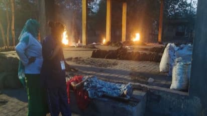 लापरवाही की हद पार: डॉक्टरों ने कहा महिला मर चुकी है ले जाइए, चिता पर लिटाते ही चलने लगीं सांसें