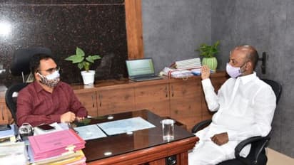 కరీంనగర్ లో కరోనా కలకలం... కలెక్టర్ తో ఎంపీ సంజయ్ సమావేశం