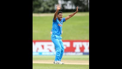 அறிமுக போட்டியில் முதல் ஓவரிலேயே விக்கெட் எடுத்து அசத்திய ஷிவம் மாவி!