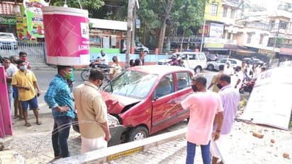 നെയ്യാറ്റിൻകര ദേശീയ പാതയിൽ കാർ വൈദ്യുതി പോസ്റ്റിൽ ഇടിച്ചു അപകടം