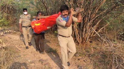 అనాధ శవాన్ని 2కిలోమీటర్లు భుజాలపై మోసి... మానవత్వాన్ని చాటుకున్న పోలీసులు (వీడియో)