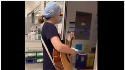 ''യൂ ആർ നോട്ട് എലോൺ...'' ഐസിയുവിലെ കൊവിഡ് രോഗികൾക്കായി പാട്ടു പാടി നഴ്സ്; വൈറലായി വീഡിയോ