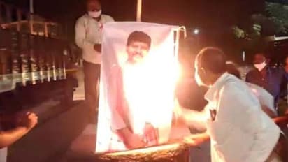 ఈటలపై ఆరోపణలు : రాజ్యసభ సభ్యుడు సంతోష్ ఫ్లెక్సీ దగ్దం.. !