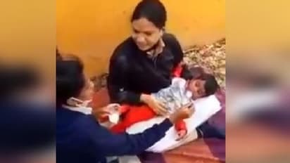 मर गई मानवता: मां की लाश से लिपट 2 दिन तक भूखी रोती रही एक साल की बच्ची, पड़सियों ने देखा तक नहीं