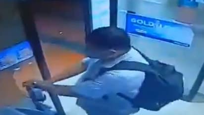 ATMಗೆ ಹೋಗಿ ಹಣ ತೆಗೆದ, ಸ್ಯಾನಿಟೈಸರ್ ಕದ್ದ; ವಿಡಿಯೋ ವೈರಲ್!