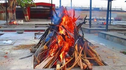 இறுதிச் சடங்குகளை மகன் மட்டும் செய்வது ஏன் தெரியுமா..? உண்மை இதுதாங்க!