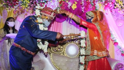 സാമൂഹിക അകലം പാലിച്ച് വരനും വധുവും, ഇത് വല്ലാത്തൊരു കല്യാണം