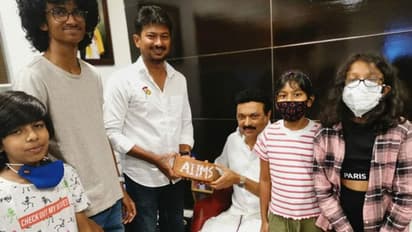 எய்ம்ஸ் செங்கல்லை வழங்கி மு.க.ஸ்டாலினுக்கு வாழ்த்து தெரிவித்த உதயநிதி..!