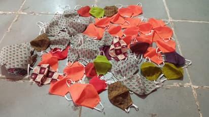 ಗಂಗಾವತಿ: ಕೊರೋನಾ ಜಾಗೃತಿಗಾಗಿ ಅಂಗನವಾಡಿ ಕಾರ್ಯಕರ್ತೆಯ ಫ್ರೀ ಮಾಸ್ಕ್‌ ಸೇವೆ