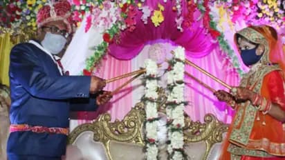 వధూవరుల మధ్య సామాజిక దూరం.. ఇదో వెరైటీ పెళ్లి..!