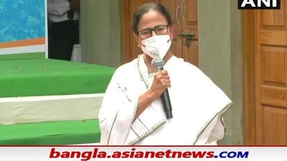 'নতুন সরকারে মেয়াদ ২৪ ঘণ্টাও হয়নি',কেন্দ্রীয় দল থেকে করোনা টিকা- বিজেপিকে তোপ মমতার