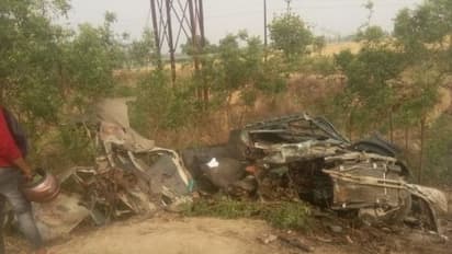 पेड़ से टकराई कार, मरीज सहित पांच लोगों की मौत, ऑक्सीजन की तलाश में निकले थे सभी