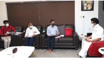 ஆட்சி பொறுப்பேற்கும் வரை காத்திருக்காத ஸ்டாலின்... வீட்டிலேயே அதிகாரிகளுடன் கொரோனா தடுப்பு மீட்டிங்..!