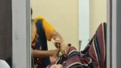 कोरोना की सबसे दर्दनाक तस्वीर: पिता की चिता में कूद गई बेटी, 'पापा मेरे सबुकछ थे..जी कर क्या करूंगी और..