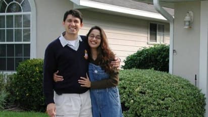 `కరోనా విలయం` వేళ వెచ్చదనం కోరుకుంటున్న మాధురీ దీక్షిత్‌.. భర్తని హగ్‌ చేసుకున్న ఫోటో వైరల్‌