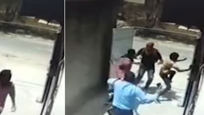 ఏటీఎంలో చోరీకి దొంగల యత్నం.. తరిమి కొట్టిన సెక్యూరిటీ గార్డు, వీడియో వైరల్