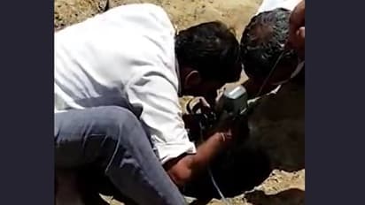 న్యూఢిల్లీలో బోరు బావిలో పడిన చిన్నారి: సహాయక చర్యలు ప్రారంభం