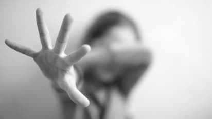 இளம்பெண்ணை வதைத்த வார்டன்... அய்யோ பாவம் இப்படியொரு கொடுமையா..? அதிர வைக்கும் வீடியோ..!