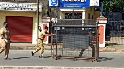 హైదరాబాద్: భారీగా వాహనాల సీజ్, కేసులు.. రోడ్డుపైకి రావాలంటే జంకుతున్న జనం