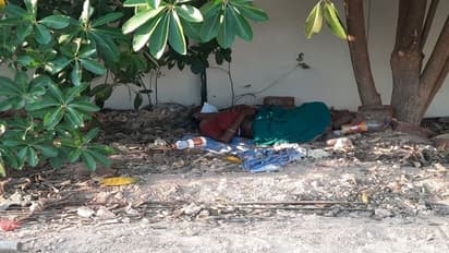 మానవత్వం మంట కలిసిన వేళ: మహిళను చెట్టు కింద వదిలేసిన కుటుంబ సభ్యులు