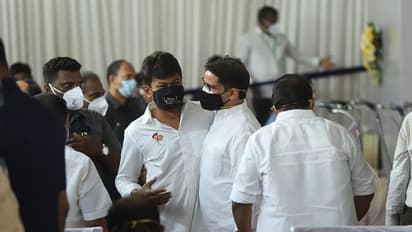 స్టాలిన్ ప్రమాణస్వీకారంలో ప్రశాంత్ కిషోర్ స్పెషల్ అట్రాక్షన్.. గవర్నర్ తో ముచ్చట్లు.. ఆలింగనాలు..