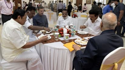 ஒரே மேசையில் அமர்ந்து தேனீர் அருந்திய ஸ்டாலின், ஓபிஎஸ்.. ஆளுநர் மாளிகையில் நெகிழ்ச்சி.