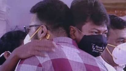 மு.க.ஸ்டாலின் பதவியேற்பு விழா.. தயாநிதியை கட்டி தழுவிய வரவேற்ற உதயநிதி.. வைரலாகும் புகைப்படம்..!