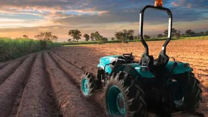 రైతుల కోసం భారతదేశపు మొట్టమొదటి ఆటోమేటిక్ హైబ్రిడ్ ట్రాక్టర్.. ఇంధనాన్ని కూడా 50% ఆదా చేస్తుంది..