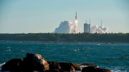 ওপরে তাকিয়ে হাঁটুন, যে কোনও সময় মাটিতে আছড়ে পড়বে চিনের রকেটের অংশ