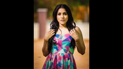 ఇలా రష్మీని చూస్తే తట్టుకోవడం కష్టమే.. మత్తెక్కించే చూపులతో కైపెక్కిస్తున్న జబర్దస్త్ బ్యూటీ..