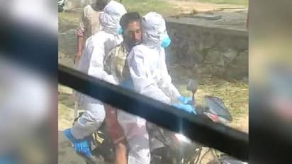 थ्री इडियट जैसा नजारा: कोरोना मरीज की हालत बिगड़ी तो बाइक पर 100 KM दूर अस्पताल ले गए, CM ने की तारीफ