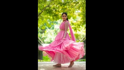 பார்பி டால் போல்... பளீச் அழகில் பம்பரமாய் சுற்றி... இளம் நெஞ்சங்களை சுழட்டி போட்ட லாஸ்லியா..!