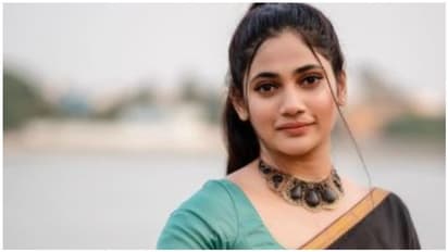 லாஸ்லியாவின் அம்மாவா இது? ஆளே அடையாளம் தெரியாமல் செம்ம ஒல்லியாக மாறிய அதிர்ச்சி புகைப்படம்..!