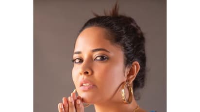 అనసూయ గ్లామర్ ఫోటోలుః సంతూర్‌ మమ్మీలా ఉన్నావ్‌, తగ్గేదెలే.. మహేష్‌ ఏమైపోను