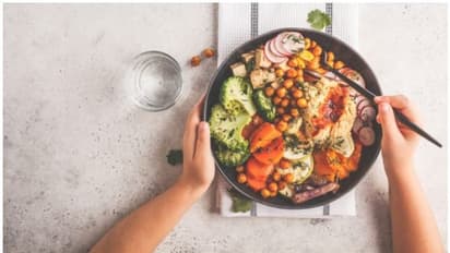 കൊവിഡ് ബാധിതർ ഏതൊക്കെ ഭക്ഷണങ്ങൾ കഴിക്കണം; ന്യൂട്രീഷ്യനിസ്റ്റ് പറയുന്നു