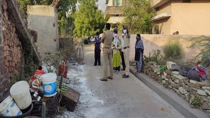 ఇంటి నుంచి నెట్టేసిన ఓనర్: వృద్ధురాలికి ఆసరా కల్పించిన ఎస్సై