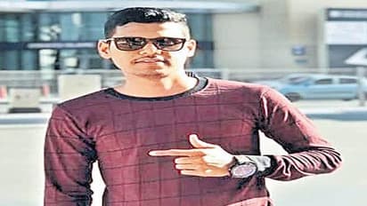 ప్రేమించలేదని యువతిపై దాడి: తర్వాత గొంతు కోసుకున్న ప్రేమోన్మాది మృతి