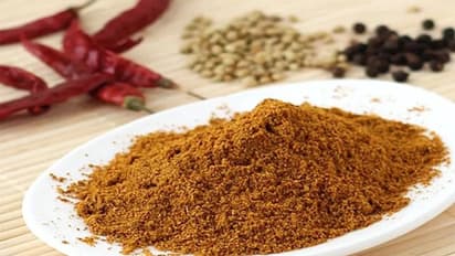 மசாலா பொடி சீக்கிரமே வண்டு புடிச்சு கெட்டு போகுதா..? ரொம்ப நாள் பயன்படுத்த இதை மட்டும் பண்ணுங்க..  