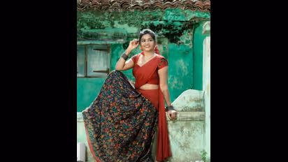 பாவாடை தாவணியில் கிராமத்து பச்சை கிளியை மாறிய ஷாலு ஷம்மு..! அசத்தல் போட்டோ ஷூட்..!