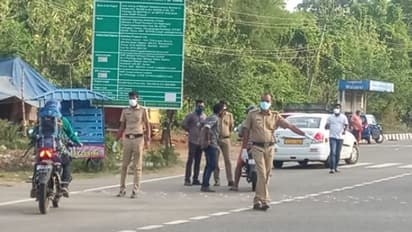 ఈ పాస్ ఉంటేనే తెలంగాణలోకి వాహనాల అనుమతి: తెలంగాణ- ఏపీ సరిహద్దుల్లో ఆంక్షలు